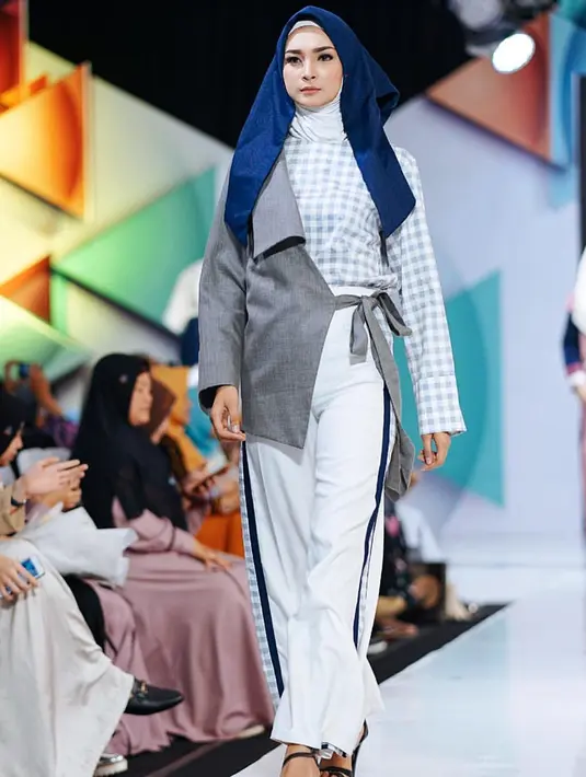 Perpaduan warna, biru, putih, dan abu-abu di busana Bella Putri Ekasandra memberikan kesan lembut dan tenang. (Liputan.com/IG/@bellasandraaaa)
