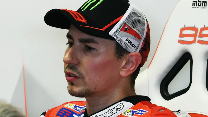 Marc Marquez menilai performa tak konsisten Jorge Lorenzo pada MotoGP 2017 terjadi karena belum mengenal betul performa motor Ducati. (AFP/Vincenzo Pinto)