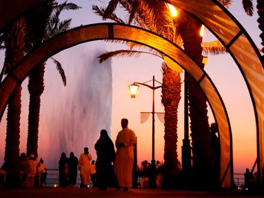 Pengunjung menikmati pantai Laut Merah dengan pemandangan Air Mancur Raja Fahd di Jeddah, Arab Saudi, Jumat (18/10/2019). Air Mancur Raja Fahd atau King Fahd's Fountain disebut juga dengan nama The Jeddah Fountain. (AP Photo/Amr Nabil)