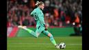 <p>Kiper Newcastle, Loris Karius melakukan tendangan gawang pada laga final Carabao Cup 2022/2023 melawan Mancehster United di Stadion Wembley, London, Senin (27/02/2023) dini hari WIB.&nbsp;(AFP/Glyn Kirk)</p>