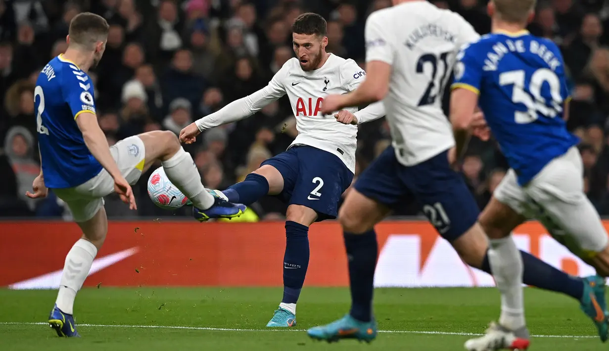 Gelandang Everton Jonjoe Kenny (kiri) bersaing dengan bek Tottenham Hotspur Matt Doherty pada pekan ke-28 Liga Inggris 2021-2022 di Tottenham Hotspur Stadium, Selasa (8/3/2022) dini hari WIB. Tottenham Hotspur tanpa ampun menghajar Everton lima gol tanpa balas. (Ben STANSALL/AFP)