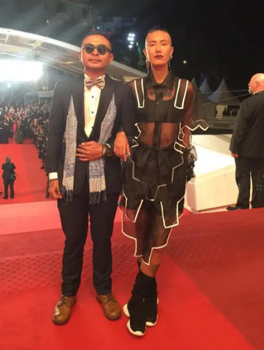 Gaya fashion unik Fahrani dalam Festival Cannes. Bintang film “Radit dan Jani” ini mengenakan pakaian nuansa hitam transparan dengan model potongan yang tidak biasa. (instagram.com/favelapunk)