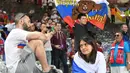 Fans Rusia terlihat sedih setelah timnya kalah dari Wales 0-3  pada laga grup B Euro cup 2016 di Stadion Municipal, Toulouse, Selasa (21/6/2016) dini hari WIB. (AFP/Pascal Guyot)