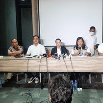 Mantan Juru Bicara KPK Febri Diansyah (dua dari kiri) dan eks penyidik KPK Rasamala Aritonang (paling kiri) menjadi kuasa hukum Putri Candrawathi. (Merdeka/Lydia Fransisca)