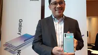 Denny Galant, Head of Product Marketing IT & Mobile Samsung Electronics Indonesia, memegang Galaxy Note 10 Plus (Liputan6.com/ Agustin Setyo W)