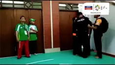 Pesilat asal Malaysia mengamuk dengan memukul pembatas ruangan di Padepokan Pencak Silat TMII usai kalah dari pesilat Indonesia.
