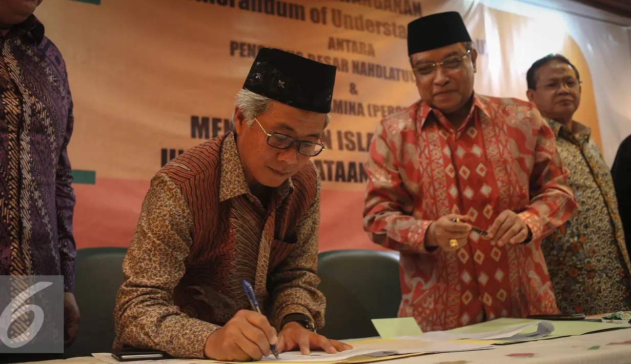 Direktur Utama Pertamina Dwi Soetjipto menandatangani nota kesepahaman (MoU) di Gedung PBNU, Jakarta, Rabu (4/1). Kerja sama ini ditandai dengan penandatanganan nota kesepahaman yang akan menjadi landasan kerjasama. (Liputan6.com/Faizal Fanani)