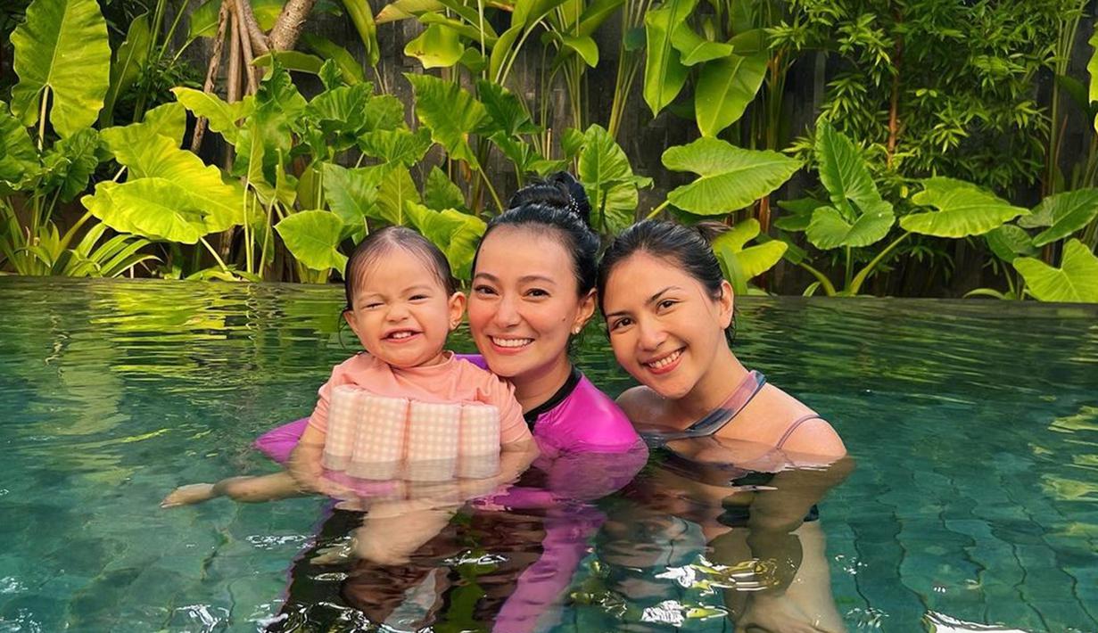 Asmirandah dan Jessica Mila diketahui sudah bersahabat cukup lama. Meski kini Asmirandah sudah dikaruniai anak, tak mengurangi momen hangat antara dua bintang sinetron Indonesia ini ketika bersama. Sudah seperti saudara dengan Asmirandah, tak heran jika artis berusia 30 tahun ini sangat dekat dengan Baby Chloe. (Liputan6.com/IG/@jscmila)