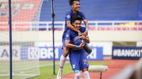Septian David Maulana (depan) mencetak gol untuk PSIS Semarang pada lanjutan BRI Liga 1 2021/2022 kontra Persik Kediri, Jumat (15/10/2021) sore WIB. (Bola.com/Bagaskara Lazuardi)