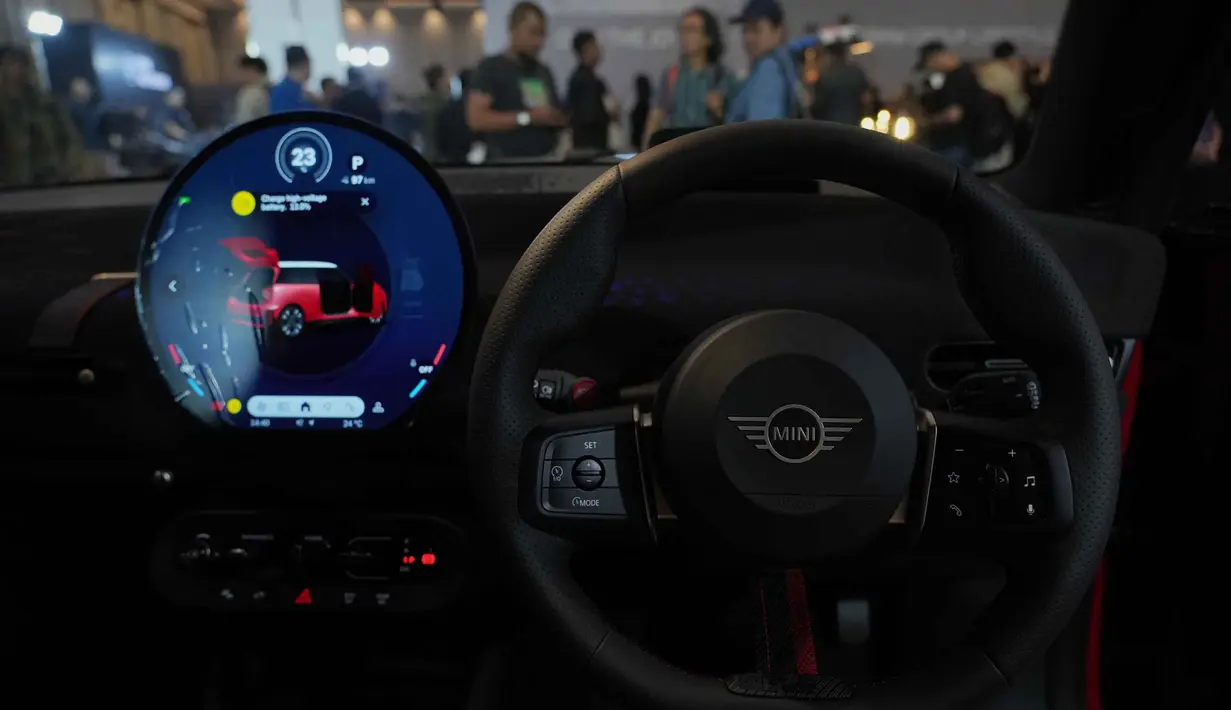 Momen tersebut menjadi salah satu yang paling ikonik dalam sejarah motorsport. Tampak dalam foto, interior mobil listrik MINI 1965 Victory Edition selama acara peluncurannya di Jakarta, Jumat 17 April 2026. (AP Photo/Tatan Syuflana)
