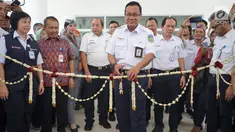 Direktur PT KAI Edi Sukmoro menggunting pita peresmian jembatan penghubung atau skybridge di Stasiun Batu Ceper, Tangerang, Kamis (18/7/2019). Jembatan penghubung ini untuk mengintegrasikan peron KRL Commuter Line dengan peron KA Bandara di Stasiun Batu Ceper. (Liputan6.com/Immanuel Antonius)