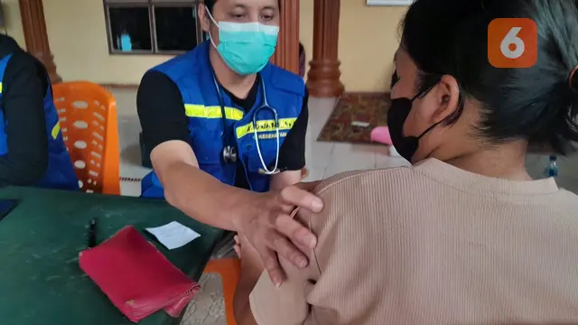 Dokter memeriksa warga Aceh Tamiang mengeluhkan nyeri lengan kiri gegara terpleset saat membersihkan lumpur usai banjir.