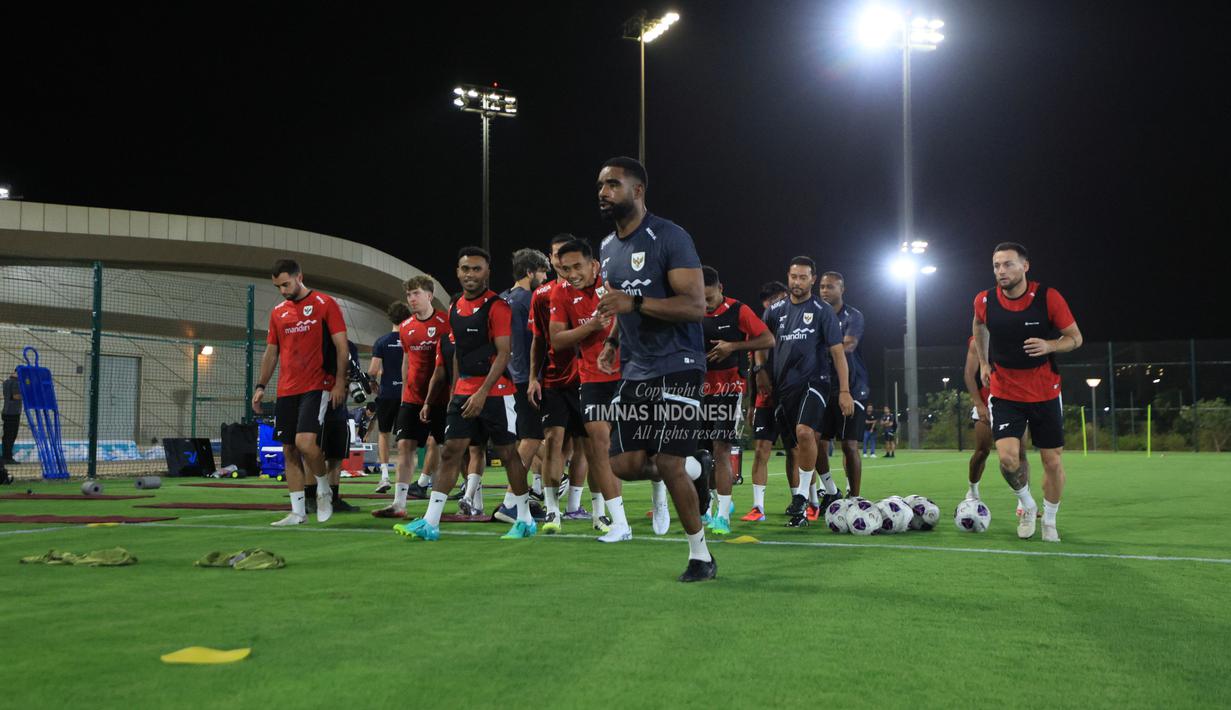 Para pemain Timnas Indonesia tampak serius melakukan sesi latihan jelang pertandingan Ronde 4 Kualifikasi Piala Dunia di Jedaah, Arab Saudi pada Sabtu (4/10/2025). (Dok. Timnas Indonesia)