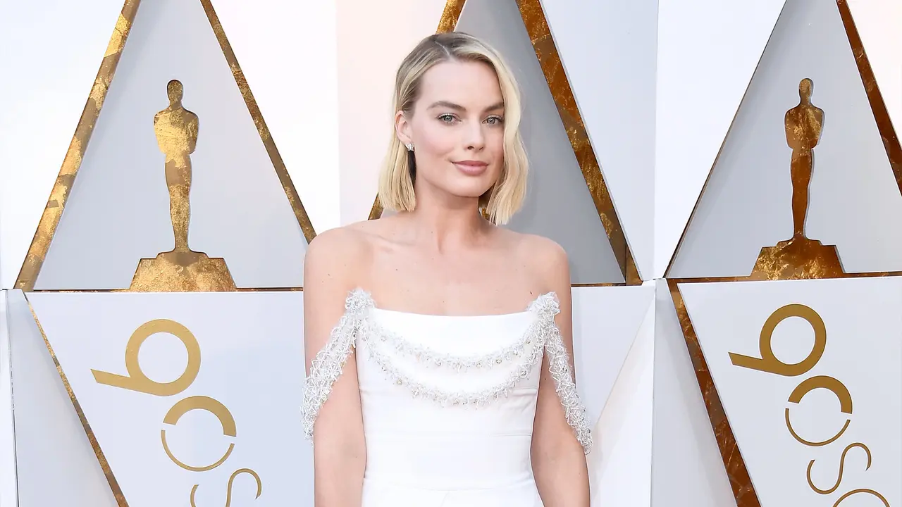 Kenakana Gaun Putih, Margot Robbie Tampil Menawan Saat Hadiri Academy Awards