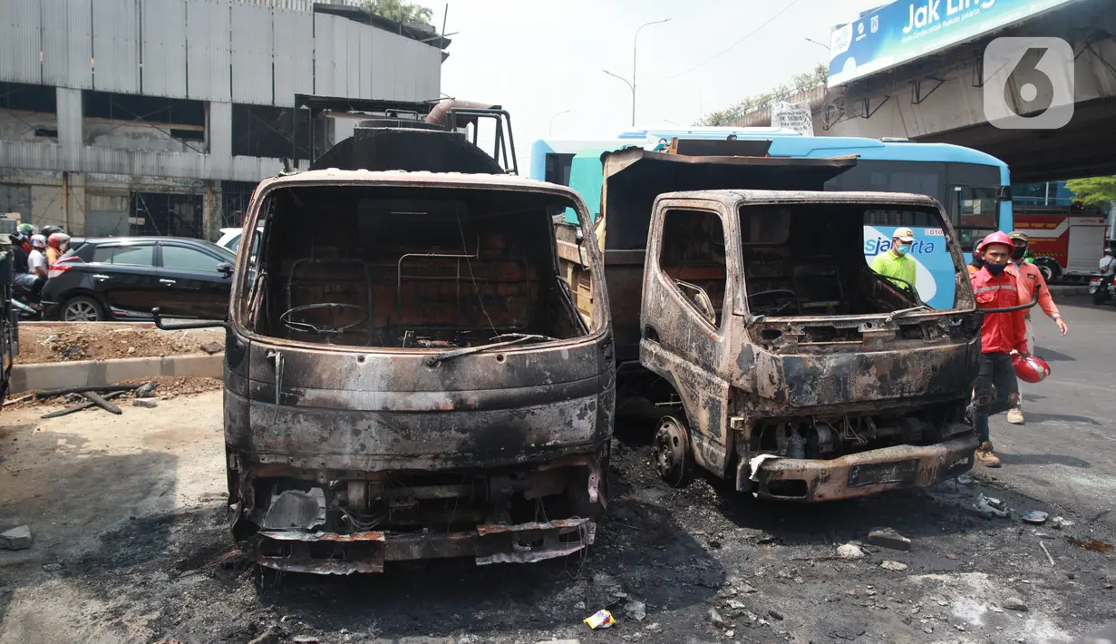 Kondisi sejumlah mobil proyek yang hangus terbakar saat unjuk rasa menolak pengesahan Undang-Undang Cipta Kerja di kawasan Senen, Jakarta, Jumat (9/10/2020). Unjuk rasa tersebut berakhir ricuh dan mengakibatkan sejumlah fasilitas umum rusak. (Liputan6.com/Angga Yuniar)