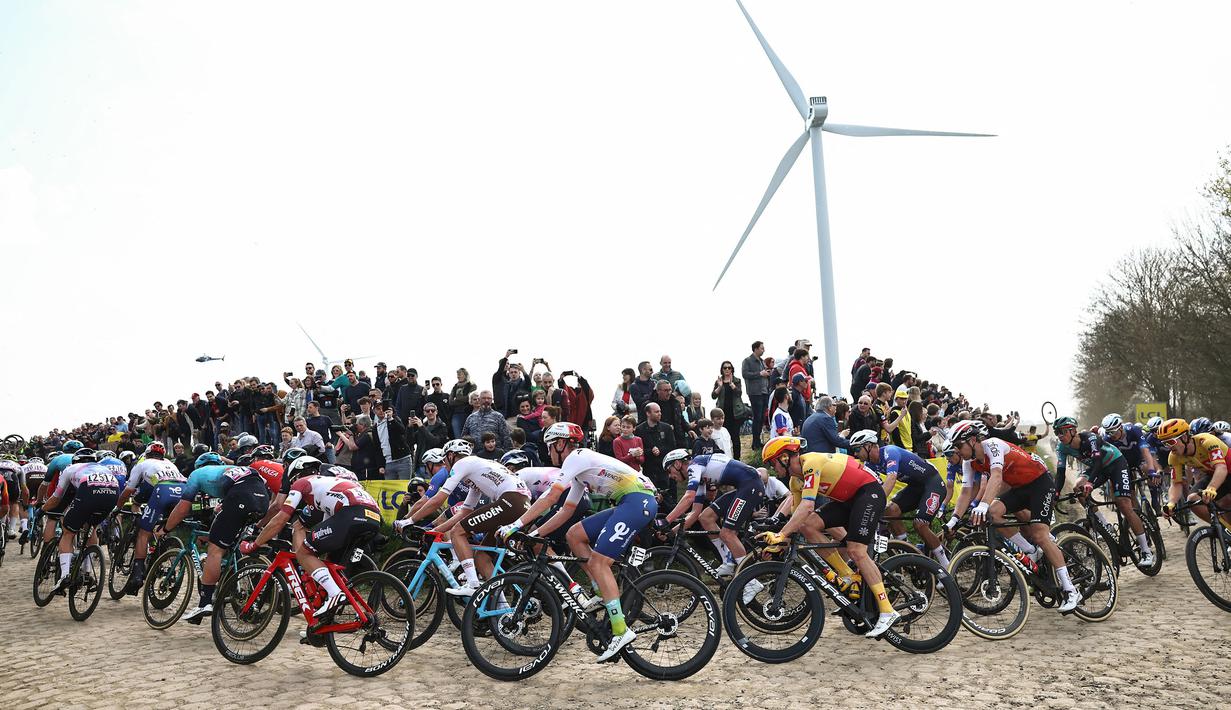 Sejumlah pebalap memacu sepedanya saat ajang balap sepeda Paris Roubaix 2023 yang menempuh Compiegne hingga Roubaix, Prancis utara, 9 April 2023. (AFP/Anne-Christine Poujoulat)