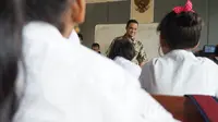 Seakan tidak ada jarak antara menteri dengan siswa, Menteri Anies pun mengajak para siswa berbincang, Depok, Jawa Barat. Foto diambil pada Jumat (14/11/2014) (Dokumentasi Pribadi)