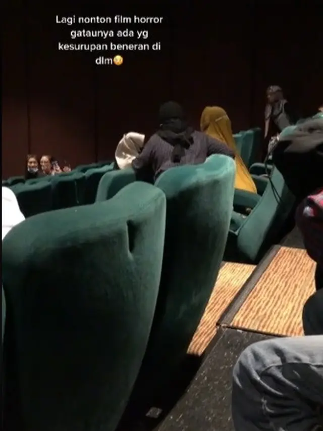 Wanita Kesurupan di Bioskop