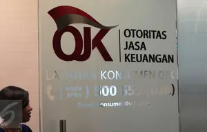 Petugas saat bertugas di Kantor Otoritas Jasa Keuangan (OJK), Jakarta. (Liputan6.com/Angga Yuniar)