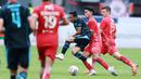Pemain Persija Jakarta, Muhammad Ferarri berusaha menghentikan pergerakan pemain Arema FC, Evan Dimas, pada laga BRI Liga 1 di Stadion Patriot Candrabhaga, Bekasi, Minggu (12/2/2023). Persija menang dengan skor 2-0. (Bola.com/M Iqbal Ichsan)