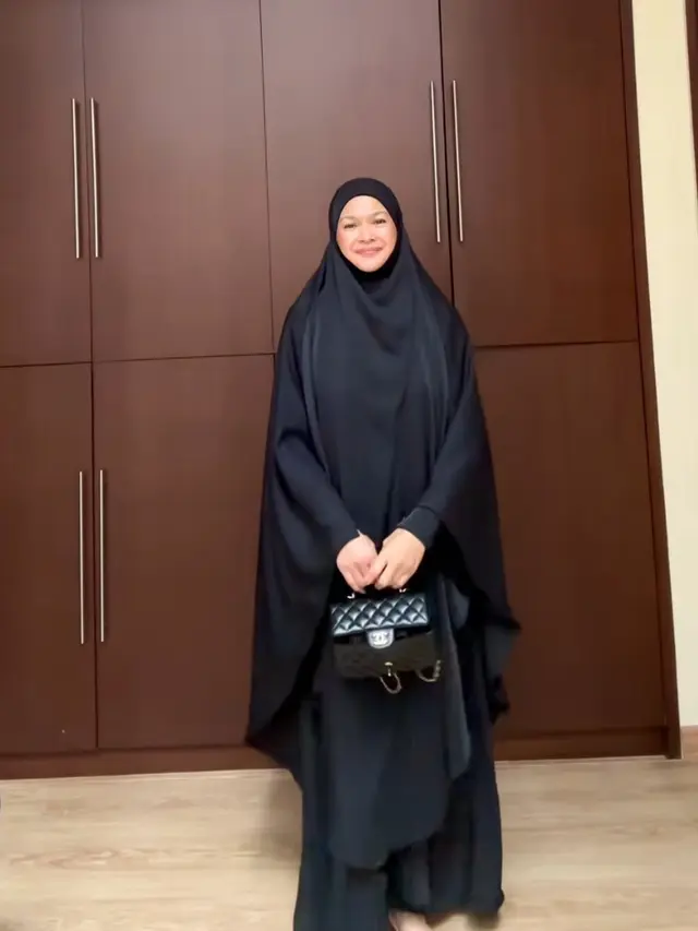 Potret Donna Harun Dibalut Abaya dan Khimar. [@donnaharunofficial]
