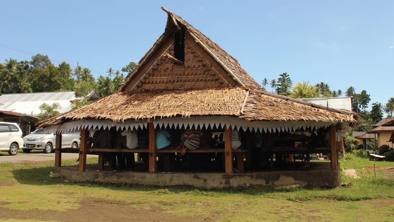 Rumah adat Desa Sasadu
