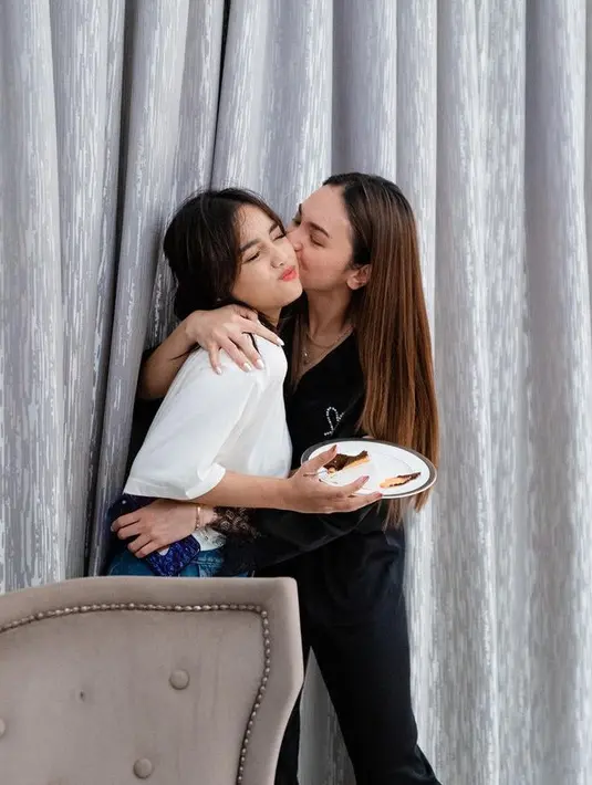 Ia pun tampil dengan wajah natural fresh, mengaplikasikan lipstik merah. Dengan alis on fleeknya. 
 [@fuji_an]