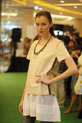 Model memperagakan salah satu koleksi di runway | copyright Vemale.com