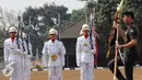 Mayor Inf Agus H Yudhoyono membawa tongkat komando saat upacara sertijab di Markas Yonif Mekanis 203, Tangerang (22/8/2015). Agus resmi menjabat Komandan Batalyon Infanteri Mekanis 203. (Liputan6.com/Helmi Afandi)