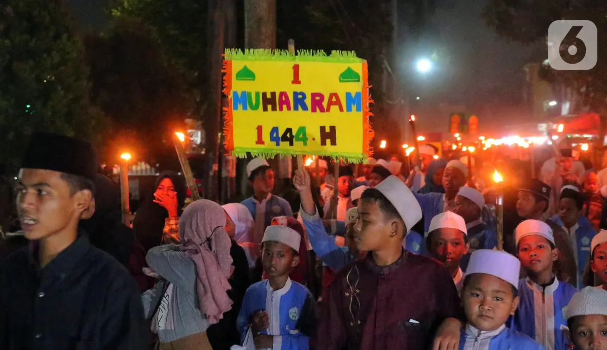 Anak-anak membawa obor sambil berkeliling kampung di kawasan Kota Tangerang, Banten, Jumat (29/7/2022) malam. Pawai obor tersebut digelar untuk menyambut malam pergantian Tahun Baru Islam atau 1 Muharam 1444 H. (Liputan6.com/Angga Yuniar)