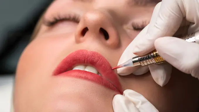 Bisa Bikin Bibir Lebih Memesona, Ternyata Sulam Bibir Juga Ada Efek Sampingnya