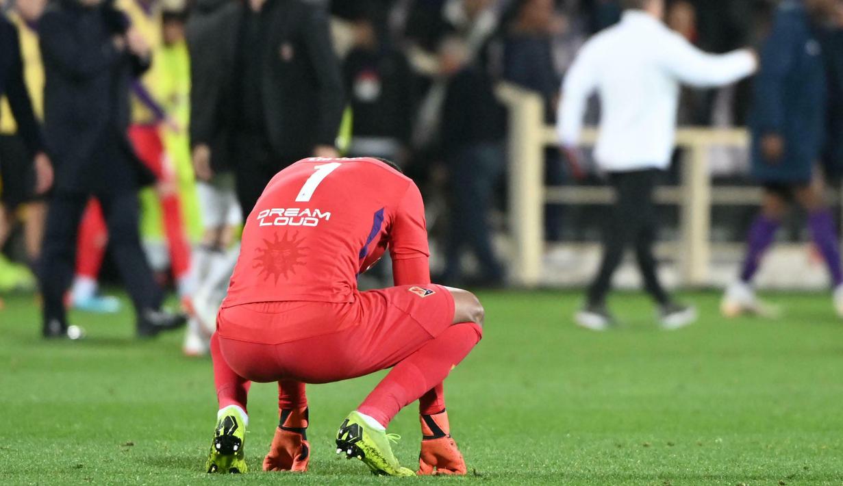 Kiper Fiorentina, Alban Lafont, tertunduk lesu usai ditaklukkan AC Milan pada laga Serie A di Stadion Artemio Franchi, Sabtu (11/5). AC Milan menang 1-0 atas Fiorentina. (AP/Claudio Giovanni)