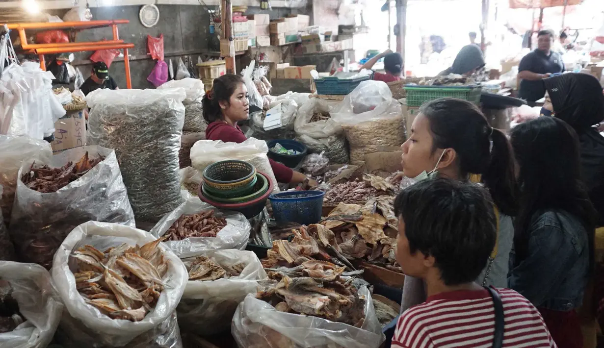 Pedagang melayani pembeli di Pasar Kebayoran Lama, Jakarta, Kamis (3/1). Badan Pusat Statistik (BPS) mengumumkan inflasi bulanan pada Desember sebesar 0,62% sehingga inflasi tahunan mencapai 3,13% pada 2018. (Liputan6.com/Herman Zakharia)