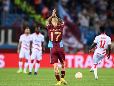 Gelandang Slovakia Trabzonspor Marek Hamsik (Tengah) merayakan gol pertama timnya saat pertandingan grup H Liga Eropa UEFA melawan FK Crvena zvezda di Stadion Medical Park, 15 September 2022. Mantan kapten Slovakia, Marek Hamsik mengumumkan pada hari Kamis (1/6/2023) bahwa ia akan pensiun pada akhir musim bersama tim Liga Turki, Trabzonspor. (Ozan KOSE/AFP)
