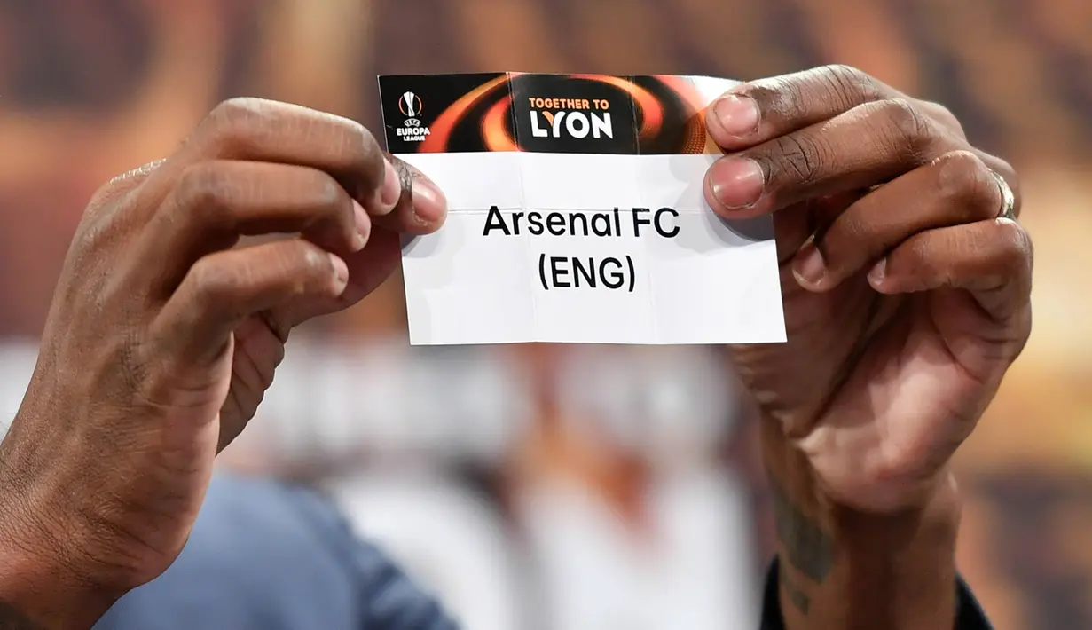 Mantan pesepak bola Prancis, Eric Abidal, menunjukan nama Arsenal saat undian semifinal Liga Europa di Nyon, Swiss, Jumat (13/4/2018). Arsenal akan melawan Atletico Madrid, Marseille melawan Salzburg. (AFP/Fabrice Coffrini)