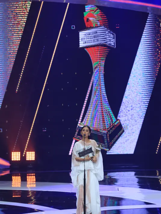 Ayu Laksmi mengalahkan nominasi lain diantarnaya, Aurora Ribero film Susah Sinyal, Niniek L. Karim film Susah Sinyal, Raline Shah film Surga Yang Tak Dirindukan 2 dan Shareffa Daanish film Danur: I Can See Ghost. (Adrian Putra/Bintang.com)