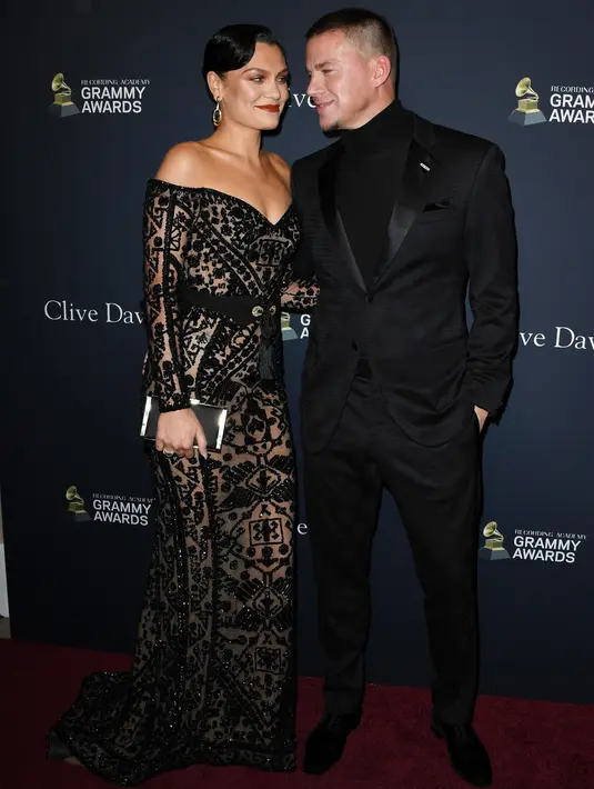 Penyanyi Jessie J dan aktor Channing Tatum menghadiri Pre-Grammy Gala dan acara penghormatan untuk ikon industri musik di California, Minggu (25/1/2020). Dua bulan setelah putus, kini pasangan tersebut kembali memamerkan kemesraan mereka di red carpet. (Jon Kopaloff/GETTY IMAGES/AFP)