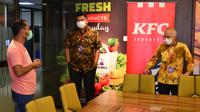 PT Fast Food Indonesia, Tbk, pemegang waralaba KFC di Indonesia, secara resmi menyerahkan donasi kepada Yayasan 1000 Guru, Rabu (21/9/2022).
