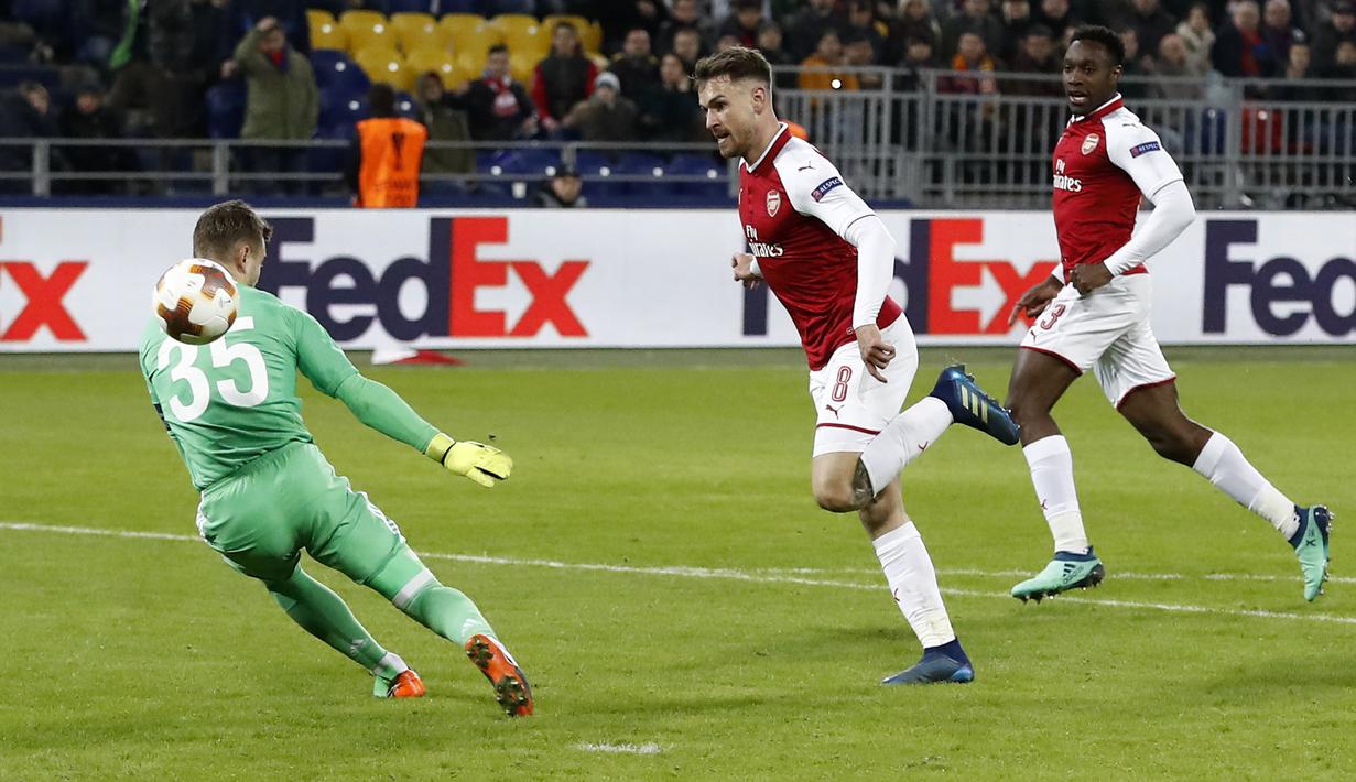 Aksi Aaron Ramsey (tengah) melewati kiper CSKA Moscow pada leg kedua Liga Europa di CSKA Arena, Russia, (12/3/2018). Arsenal lolos ke Semifinal dengan agregat gol 6-3. (AP/Pavel Golovkin)