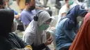 Warga Kelurahan Gedong melakukan penyuntikan vaksin Covid-19 di Jakarta, Rabu (23/6/2021). World Health Organization mengatakan vaksin Covid-19 masih menjadi cara yang ampuh untuk memerangi varian virus corona. (merdeka.com/Imam Buhori)