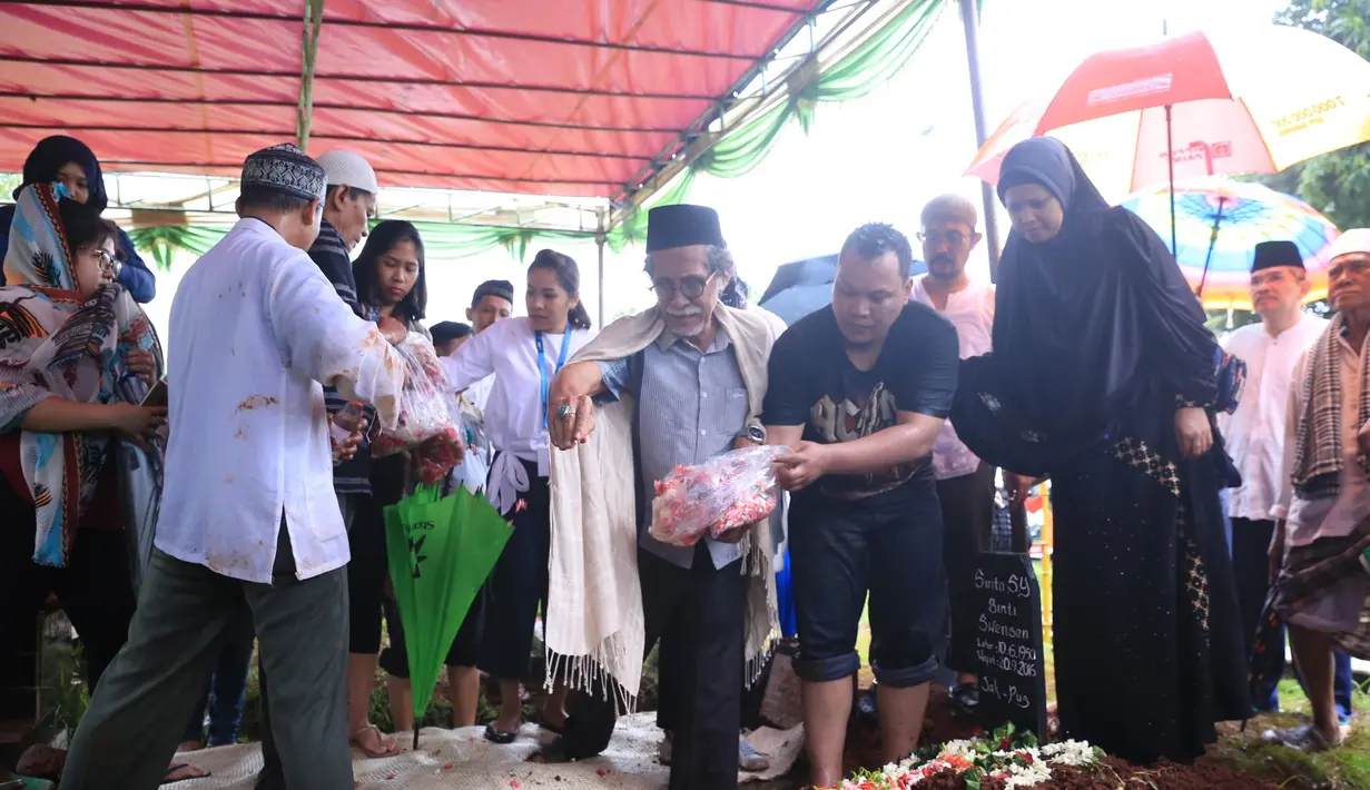 Shinta Muin meninggal dunia dalam perjalanan ke RS MMC Jakarta, Selasa (20/9/2016). Saat di kantor PARFI, almarhumah sempat terjatuh dan tidak sadarkan diri. Hingga akhirnya dibawa ke rumah sakit. (Adrian Putra/Bintang.com)