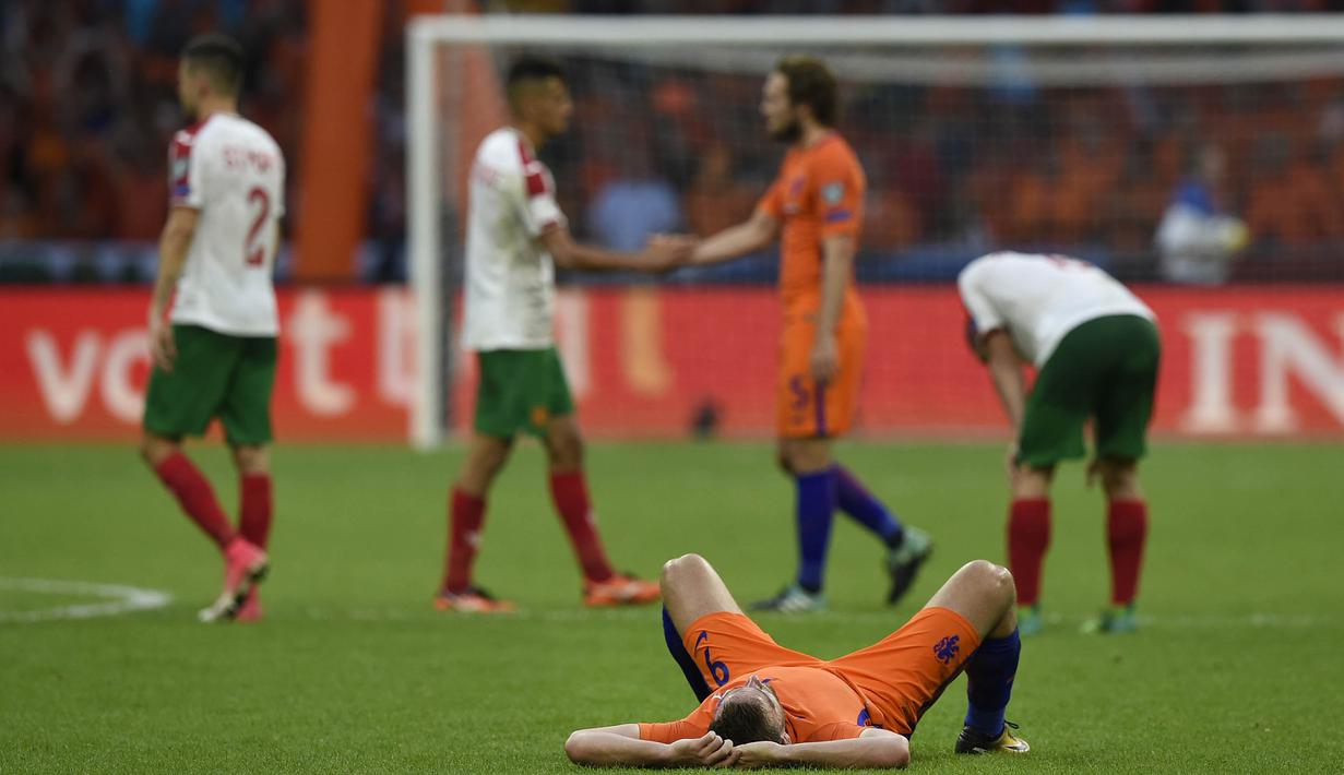 Faktor kegagalan lainnya ketika Belanda secara mengejutkan kalah dari Bulgaria. Kekalahan 0-2 tersebut membuat langkah pasukan dari Dick Advocaat semakin berat karena Prancis dan Swedia tampil baik. (AFP/John Thys)