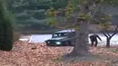 Rekaman CCTV menunjukkan seorang tentara pembelot Korea Utara turun dari mobil dan berlari menuju wilayah Korea Selatan setibanya di area Zona Demiliterisasi (DMZ), dalam rilis Komando PBB (UNC) di Seoul, Rabu (22/11). (HANDOUT/UNITED NATIONS COMMAND/AFP)