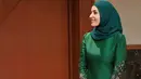 Warna hijau tentu tak luput untuk perayaan Idul Fitri. Kamu bisa pilih baju kurung sepert Anisha Rosnah. Baju kurungnya ini memiliki detail bordir floral dari jahitan benang emas di bagian-bagian ujungnya.  [@anisharsnh/@mateen_anishh/@tehfirdaus]