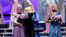 Nesa Aqila Herryanto Putri ketika dipasangkan selempang Putri Muslimah Indonesia 2015 oleh Direktur Program dan Produksi SCTV, Harsiwi Achmad, Jakarta, Rabu (13/5) malam. (Liputan6.com/Faisal R Syam)  