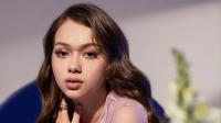 Aktris Rebecca Klopper menjadi salah satu artis yang hobi gonta ganti gaya rambut. Tidak hanya pada potongan, Rebecca juga kerap eksplorasi warna rambut [@rebeccaklopper1]