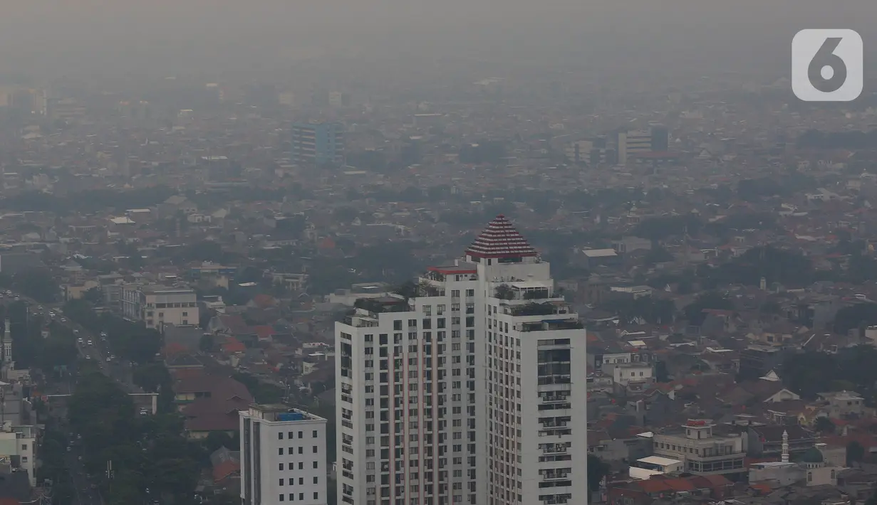 Pemandangan tebalnya polusi udara juga dapat dilihat dengan kasat mata. (merdeka.com/Arie Basuki)