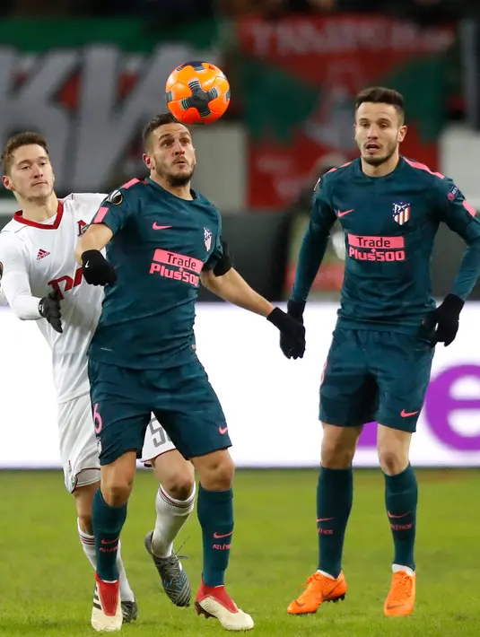 Pemain Lokomotiv Moskow, Miranchuk berebut bola dengan pemain Atletico Madrid Koke pada leg kedua babak 16 besar Liga Europa di RZD Arena, Kamis (15/3). Atletico Madrid lolos ke perempatfinal Liga Europa usai menang telak 5-1. (AP/Pavel Golovkin)