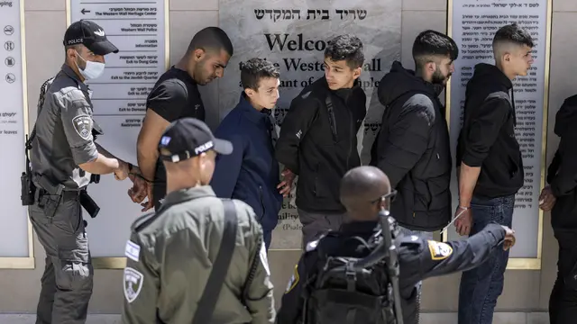 FOTO: Bentrok Warga Palestina dengan Pasukan Keamanan Israel di Kompleks Masjid Al Aqsa