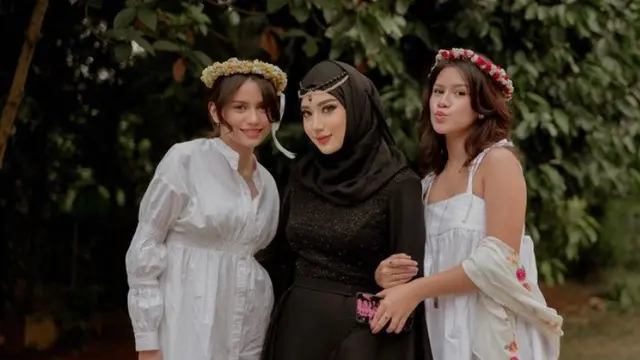 Syaira Anataya Putri Cindy Fatikasari saat menikah. [@osnapitzcha]